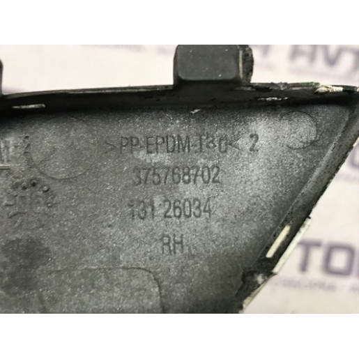 Заглушка переднього бамперу права Opel Astra H 2004-2007 13126034